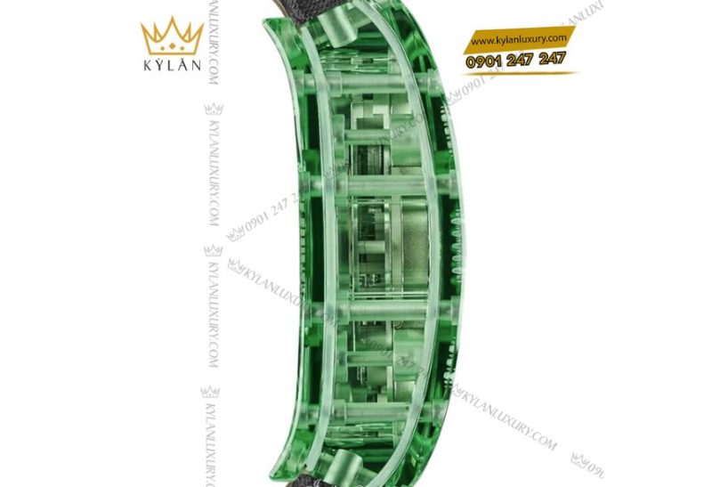 Hình ảnh Richard Mille RM 07-02 Green Sapphire với vỏ sapphire xanh và thiết kế tonneau đặc trưng