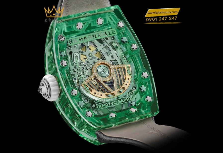 Hệ thống bộ máy automatic được nhìn qua đáy sapphire trong suốt của RM 07-02