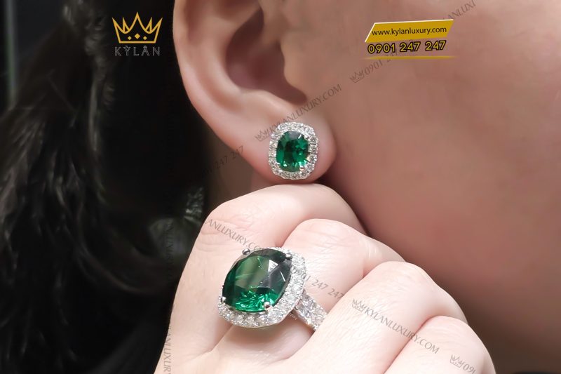 Bông tai vàng trắng Au750 đính kim cương và đá ngọc lục bảo