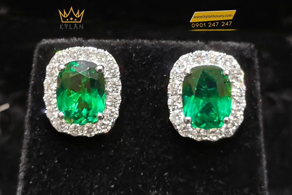 Kỳ Lân Luxury Bong tai vang trang Au750 dinh kim cuong va da ngoc luc bao 7 Bông tai vàng trắng Au750 đính kim cương và đá ngọc lục bảo