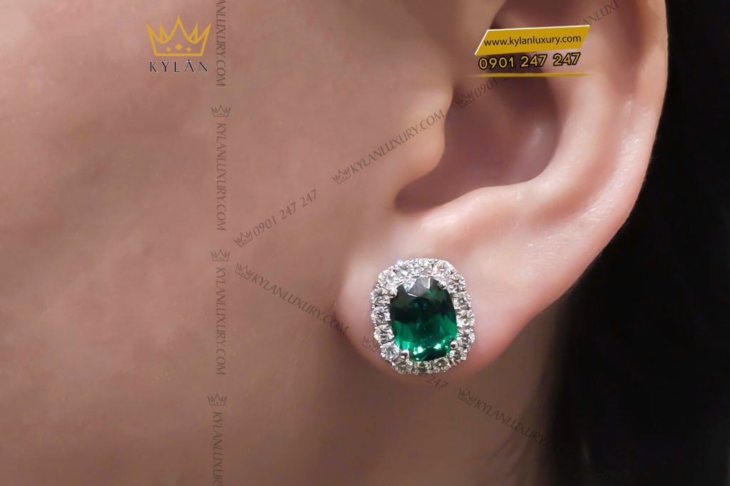 Kỳ Lân Luxury Bong tai vang trang Au750 dinh kim cuong va da ngoc luc bao 8 Bông tai vàng trắng Au750 đính kim cương và đá ngọc lục bảo