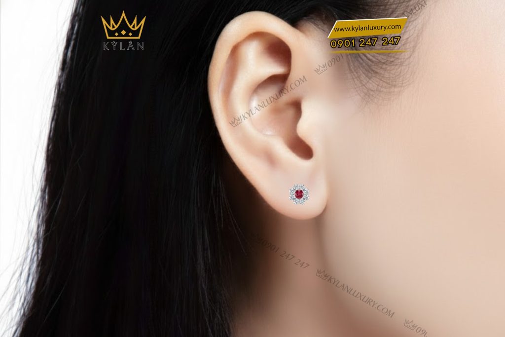 Bông tai vàng trắng Au750 đính kim cương và đá quý đỏ 5 Bông tai vàng trắng Au750 đính kim cương và đá quý đỏ