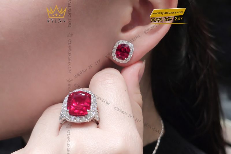 Bông tai vàng trắng Au750 đính kim cương và đá sapphire đỏ