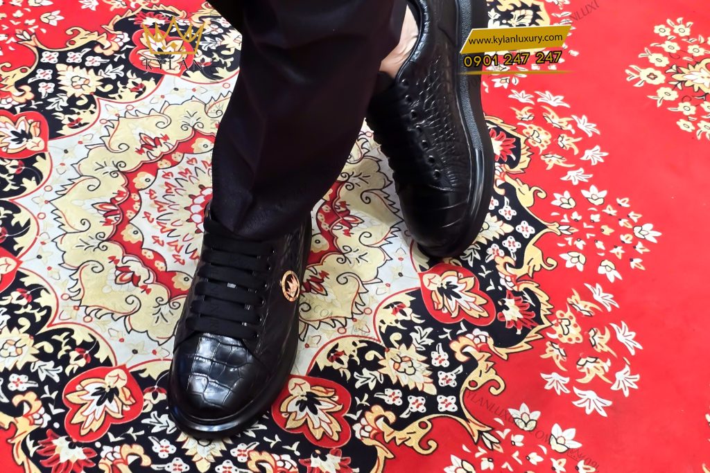 Giày bata da cá Alligator đính logo vương miện vàng Au750 và kim cương 6 Giày bata da cá Alligator đính logo vương miện vàng Au750 và kim cương