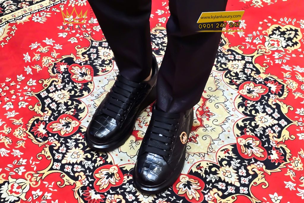 Giày bata da cá Alligator đính logo vương miện vàng Au750 và kim cương 7 Giày bata da cá Alligator đính logo vương miện vàng Au750 và kim cương