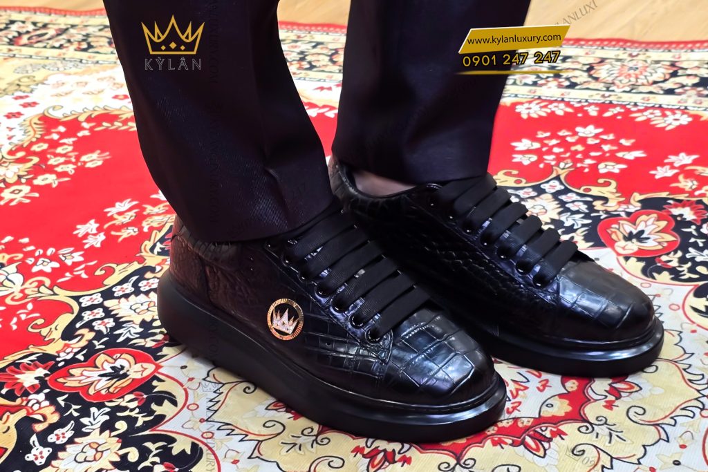 Giày bata da cá Alligator đính logo vương miện vàng Au750 và kim cương 16 Kỳ Lân Luxury Giay bata da ca Alligator dinh logo vuong mien vang Au750 va kim cuong 9 Giày bata da cá Alligator đính logo vương miện vàng Au750 và kim cương