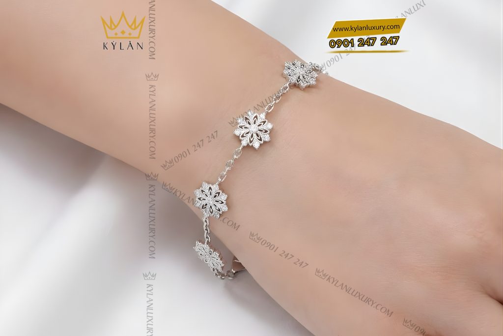 Lắc tay hoa tuyết vàng trắng Au750 đính kim cương 11 Kỳ Lân Luxury Lac tay hoa tuyet vang trang Au750 dinh kim cuong 15 Lắc tay hoa tuyết vàng trắng Au750 đính kim cương