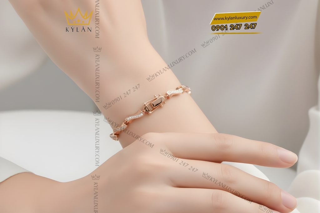 Lắc tay vàng hồng Au750 đính kim cương 11 Kỳ Lân Luxury Lac tay vang hong Au750 dinh kim cuong 6 Lắc tay vàng hồng Au750 đính kim cương