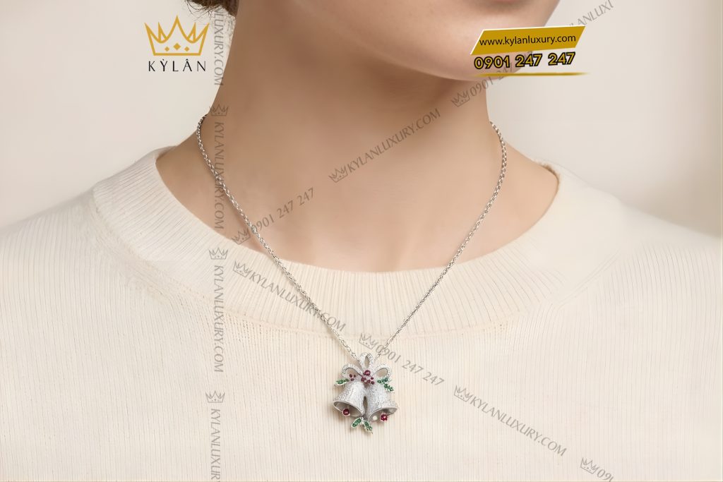 Mặt dây chuyền chuông vàng trắng Au750 đính kim cương và đá quý 13 Kỳ Lân Luxury Mat day chuyen chuong vang trang Au750 dinh kim cuong va da quy 8 Mặt dây chuyền chuông vàng trắng Au750 đính kim cương và đá quý