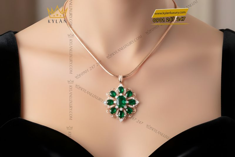 Mặt dây chuyền vàng hồng Au70 đính kim cương và đá quý xanh