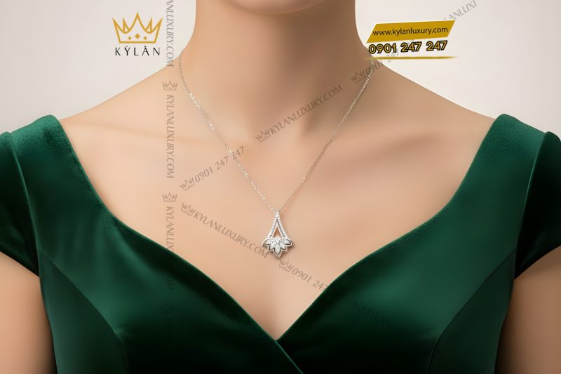 Mặt dây chuyền vàng trắng Au750 đính kim cương