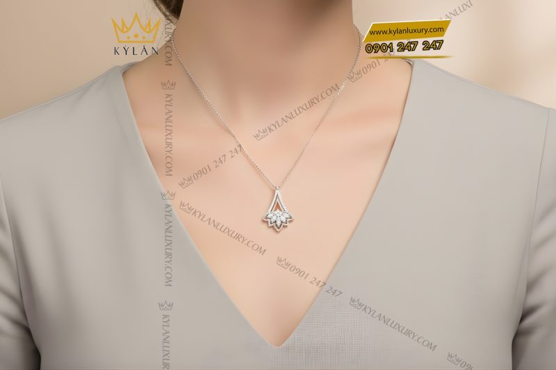 Mặt dây chuyền vàng trắng Au750 đính kim cương