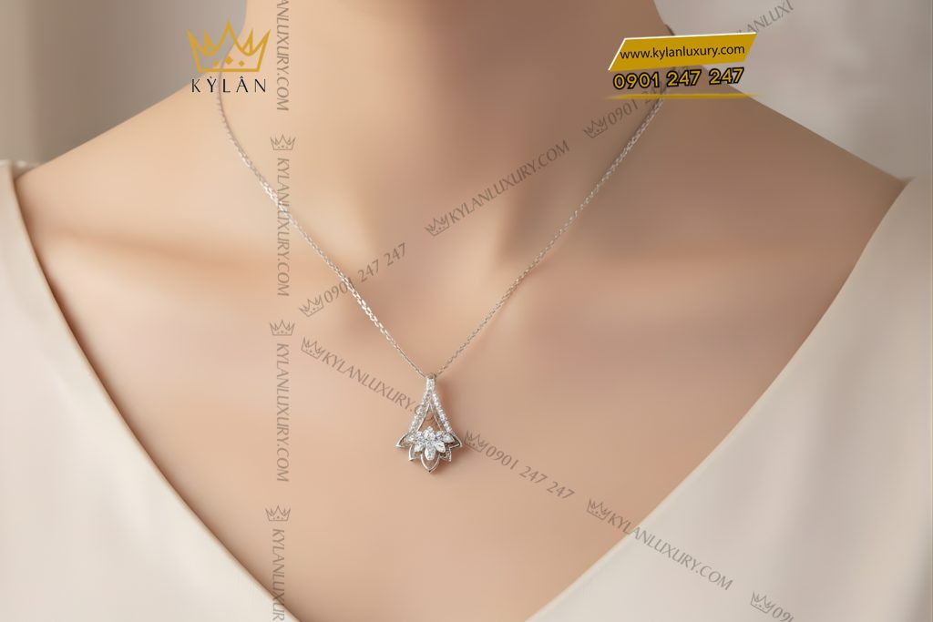 Mặt dây chuyền vàng trắng Au750 đính kim cương