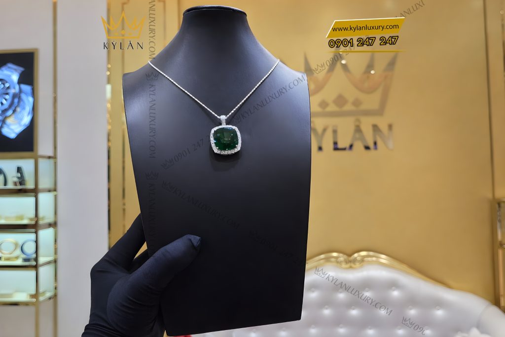 Kỳ Lân Luxury Mat day chuyen vang trang Au750 dinh kim cuong va da ngoc luc bao 10 Mặt dây chuyền vàng trắng Au750 đính kim cương và đá ngọc lục bảo