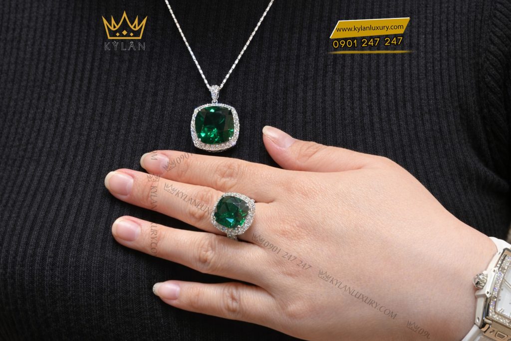 Mặt dây chuyền vàng trắng Au750 đính kim cương và đá ngọc lục bảo