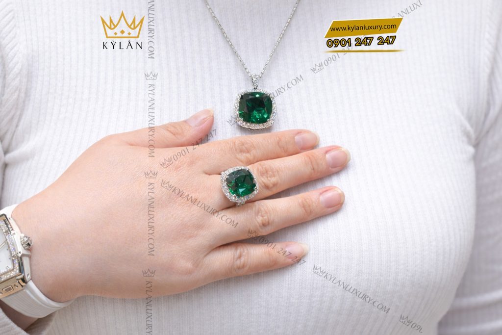 Mặt dây chuyền vàng trắng Au750 đính kim cương và đá ngọc lục bảo