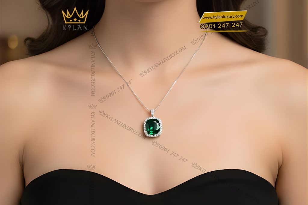 Kỳ Lân Luxury Mat day chuyen vang trang Au750 dinh kim cuong va da ngoc luc bao 13 Mặt dây chuyền vàng trắng Au750 đính kim cương và đá ngọc lục bảo