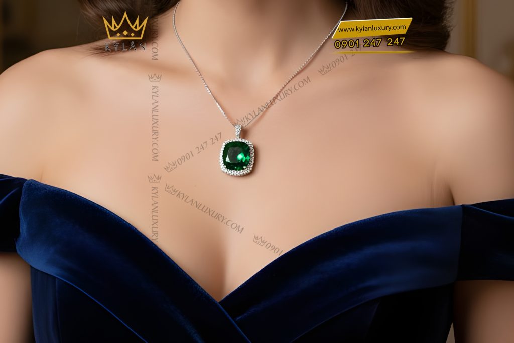 Kỳ Lân Luxury Mat day chuyen vang trang Au750 dinh kim cuong va da ngoc luc bao 14 Mặt dây chuyền vàng trắng Au750 đính kim cương và đá ngọc lục bảo