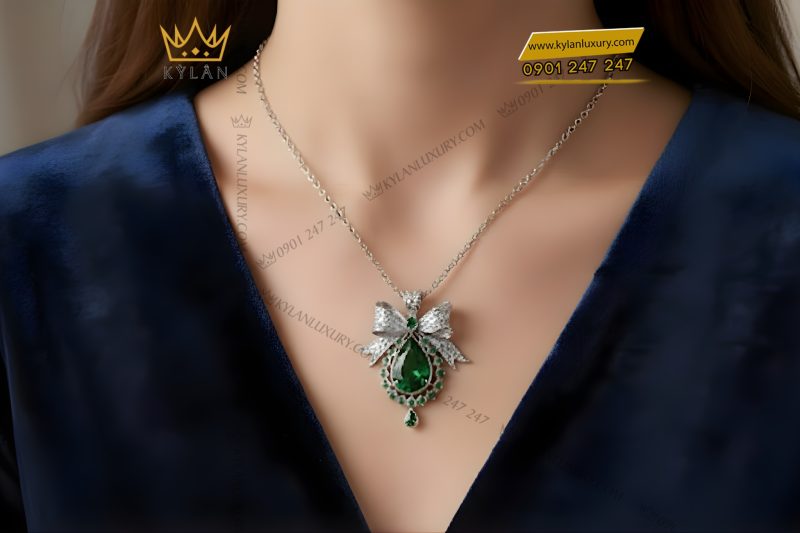 Mặt dây chuyền vàng trắng Au750 đính kim cương và đá quý xanh