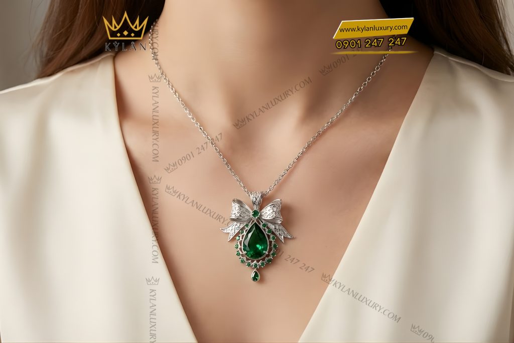 Mặt dây chuyền vàng trắng Au750 đính kim cương và đá quý xanh 13 Kỳ Lân Luxury Mat day chuyen vang trang Au750 dinh kim cuong va da quy xanh 7 1 Mặt dây chuyền vàng trắng Au750 đính kim cương và đá quý xanh