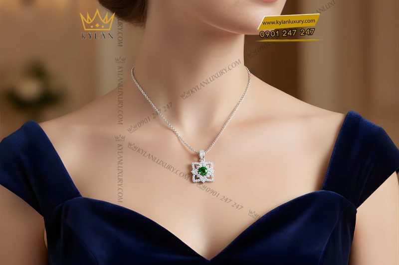Mặt dây chuyền vàng trắng Au750 đính kim cương và đá quý xanh