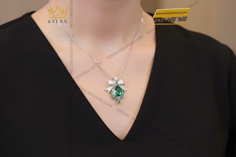 Mặt dây chuyền vàng trắng Au750 đính kim cương và đá quý xanh