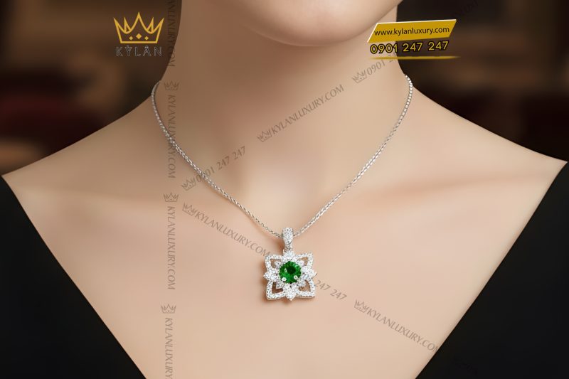 Mặt dây chuyền vàng trắng Au750 đính kim cương và đá quý xanh