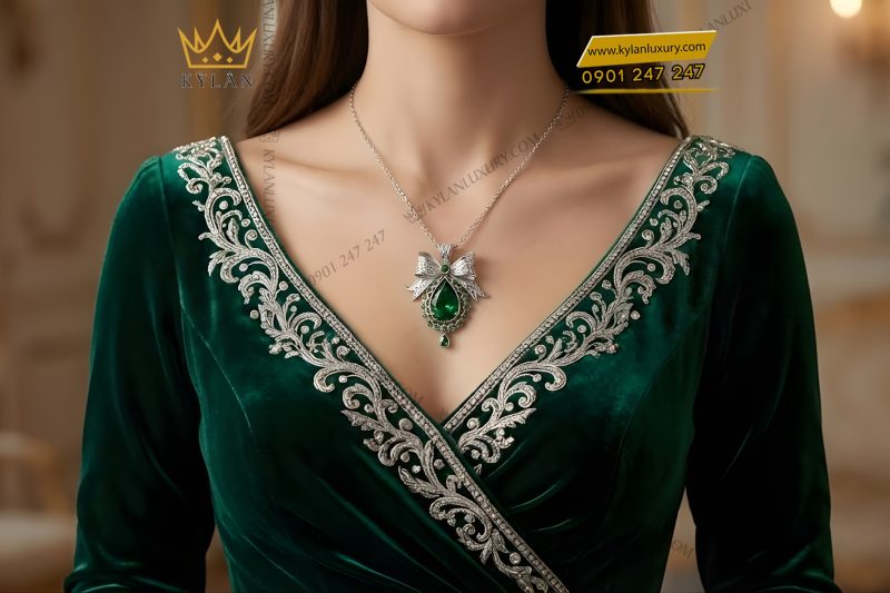 Mặt dây chuyền vàng trắng Au750 đính kim cương và đá quý xanh