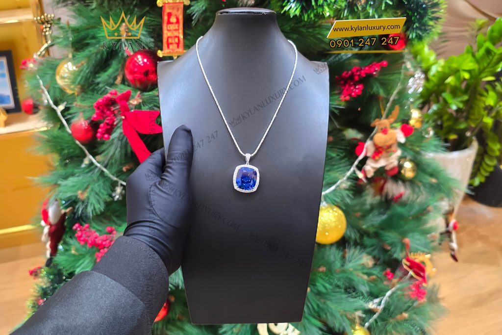 Mặt dây chuyền vàng trắng Au750 đính kim cương và đá sapphire xanh 13 Kỳ Lân Luxury Mat day chuyen vang trang Au750 dinh kim cuong va da sapphire xanh 7 Mặt dây chuyền vàng trắng Au750 đính kim cương và đá sapphire xanh