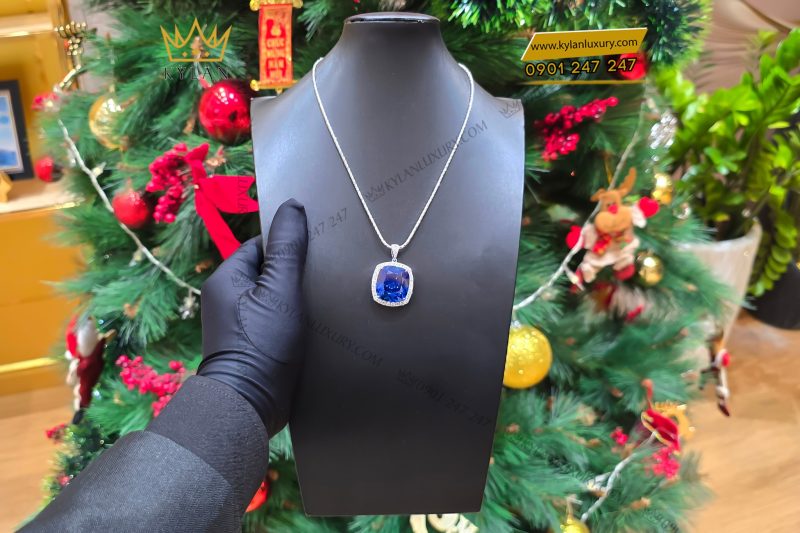 Mặt dây chuyền vàng trắng Au750 đính kim cương và đá sapphire xanh