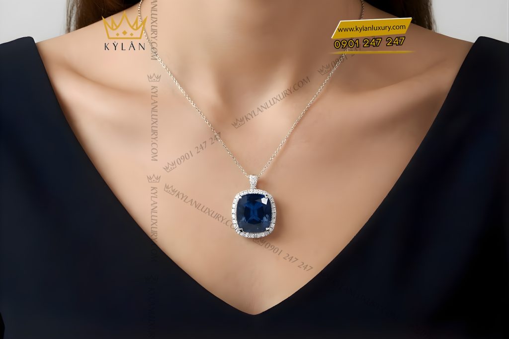 Mặt dây chuyền vàng trắng Au750 đính kim cương và đá sapphire xanh 14 Kỳ Lân Luxury Mat day chuyen vang trang Au750 dinh kim cuong va da sapphire xanh 8 Mặt dây chuyền vàng trắng Au750 đính kim cương và đá sapphire xanh