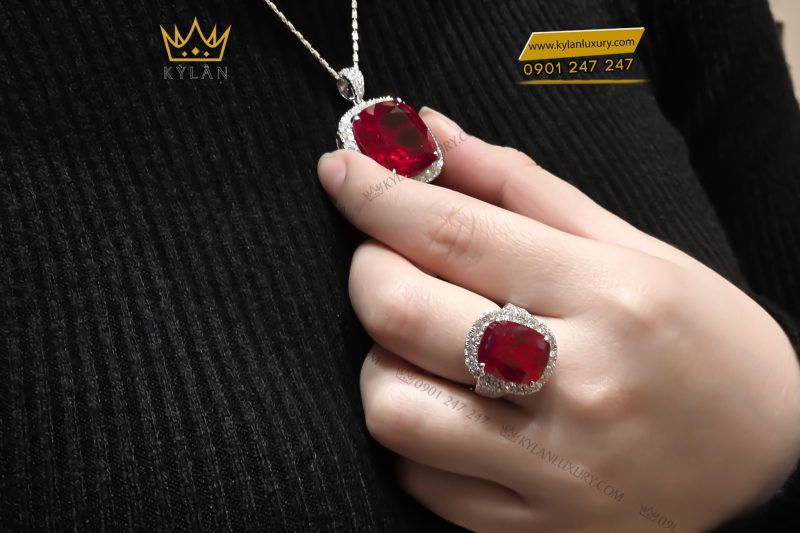 Mặt dây chuyền vàng trắng Au750 đính kim cương và sapphire đỏ