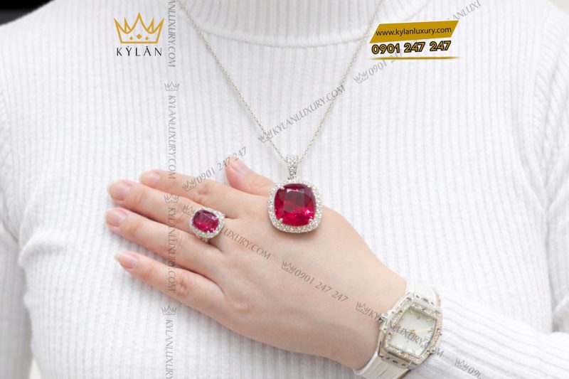 Mặt dây chuyền vàng trắng Au750 đính kim cương và sapphire đỏ