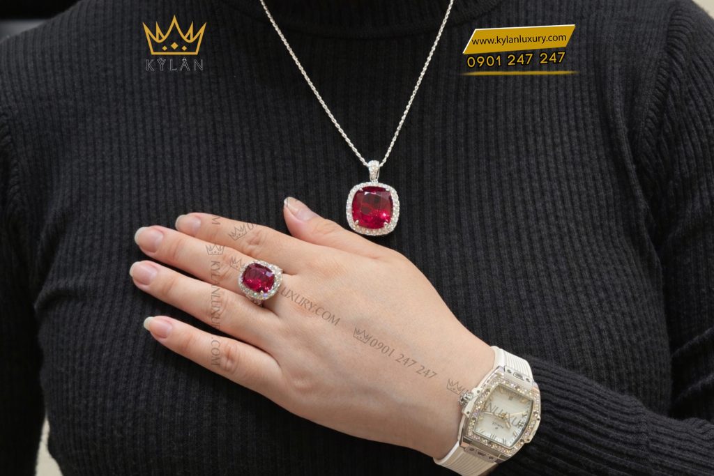 Mặt dây chuyền vàng trắng Au750 đính kim cương và sapphire đỏ
