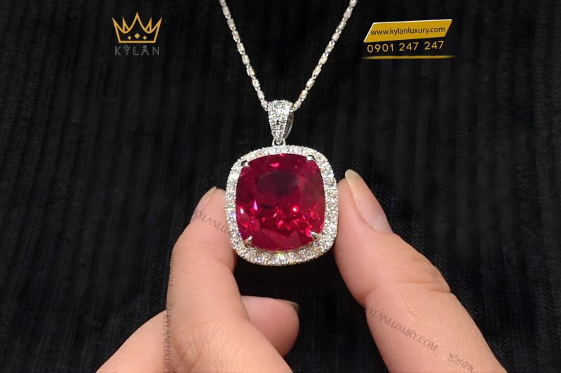 Mặt dây chuyền vàng trắng Au750 đính kim cương và sapphire đỏ