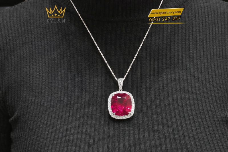 Mặt dây chuyền vàng trắng Au750 đính kim cương và sapphire đỏ