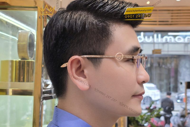Mắt kính vàng hồng Au750 đính logo vương miện và kim cương baguette