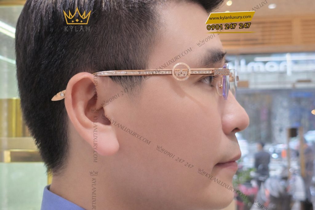 Mắt kính vàng hồng Au750 đính logo vương miện và kim cương baguette