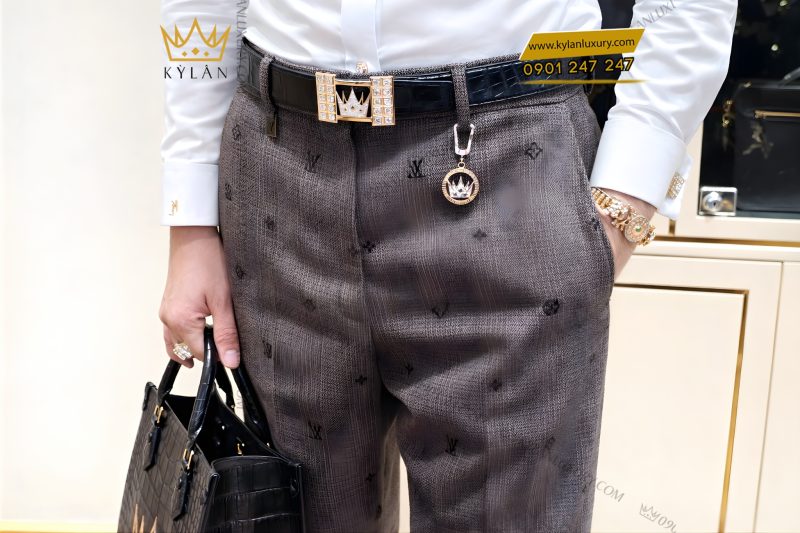 Móc khóa charm logo vương miện vàng hồng Au750 đính kim cương