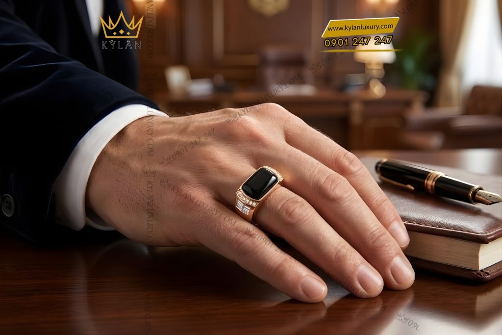 Kỳ Lân Luxury Nhan nam vang hong Au750 dinh kim cuong va da quy den 9 Nhẫn nam vàng hồng Au750 đính kim cương và đá quý đen