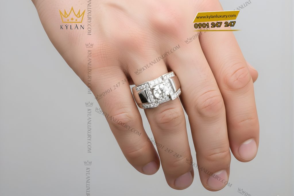 Nhẫn nam vàng trắng Au750 đính kim cương 13 Kỳ Lân Luxury Nhan nam vang trang Au750 dinh kim cuong 8 1 Nhẫn nam vàng trắng Au750 đính kim cương
