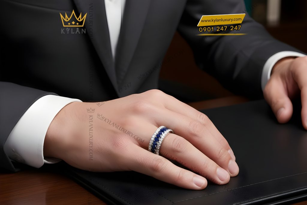 Nhẫn nam vàng trắng Au750 đính kim cương và đá quý 14 Kỳ Lân Luxury Nhan nam vang trang Au750 dinh kim cuong va da quy 9 Nhẫn nam vàng trắng Au750 đính kim cương và đá quý