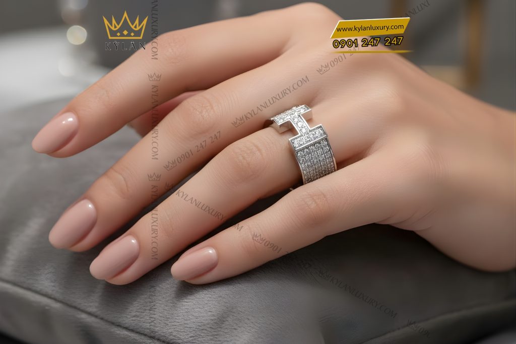 Nhẫn nữ chữ H vàng trắng Au750 đính kim cương
