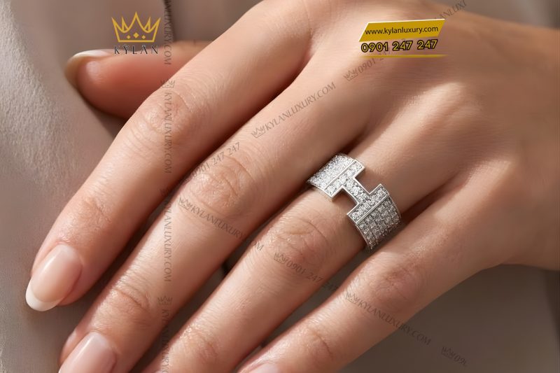 Nhẫn nữ chữ H vàng trắng Au750 đính kim cương