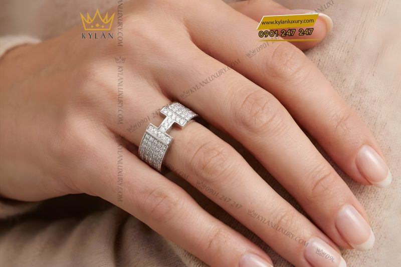 Nhẫn nữ chữ H vàng trắng Au750 đính kim cương