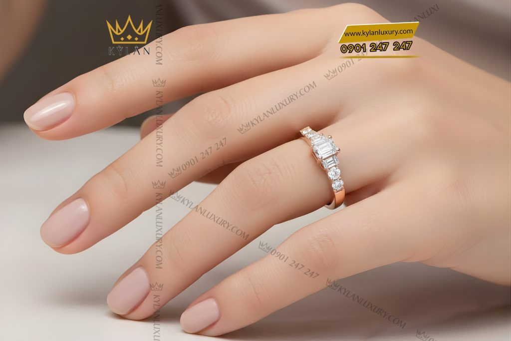 Nhẫn nữ vàng hồng Au750 đính kim cương baguette 7 Nhẫn nữ vàng hồng Au750 đính kim cương baguette