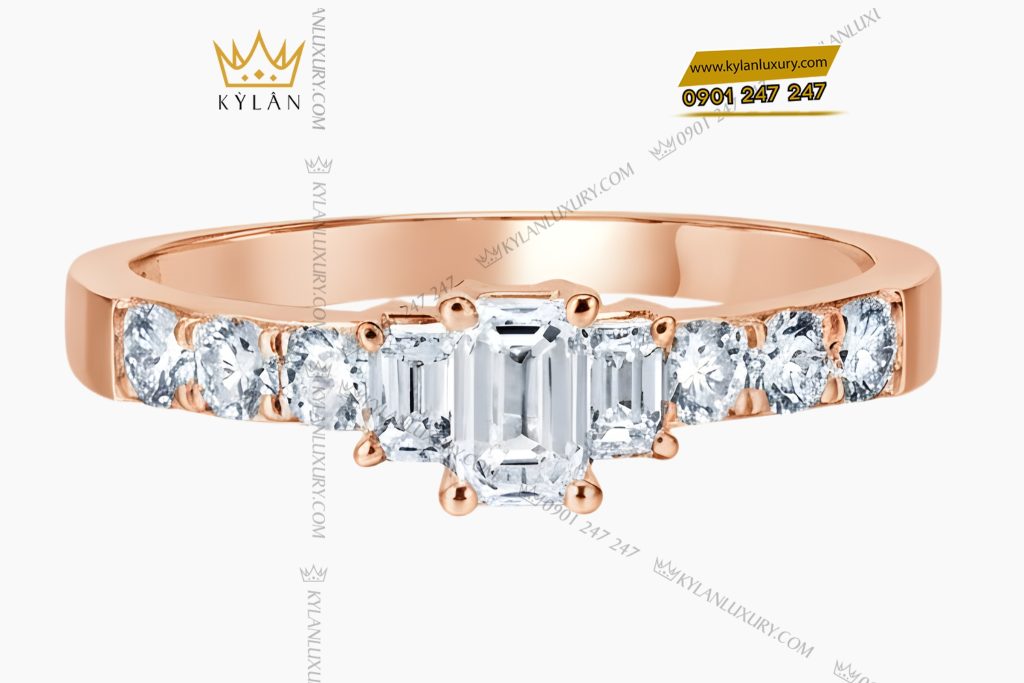 Nhẫn nữ vàng hồng Au750 đính kim cương baguette 8 Kỳ Lân Luxury Nhan nu vang hong Au750 dinh kim cuong baguette 2 Nhẫn nữ vàng hồng Au750 đính kim cương baguette
