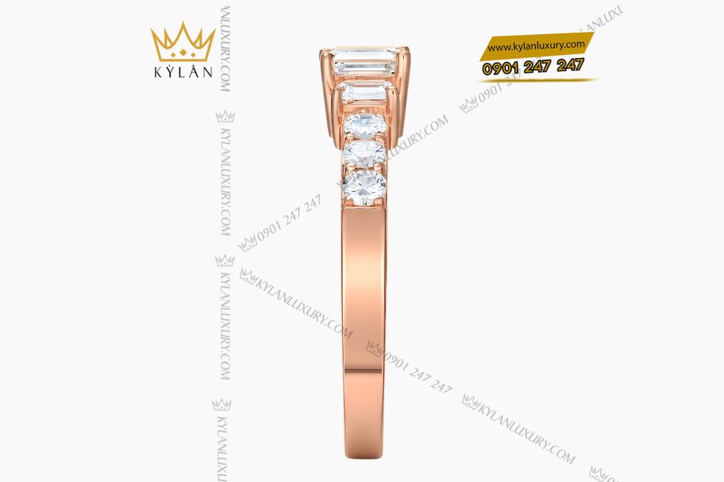Nhẫn nữ vàng hồng Au750 đính kim cương baguette 12 Kỳ Lân Luxury Nhan nu vang hong Au750 dinh kim cuong baguette 7 Nhẫn nữ vàng hồng Au750 đính kim cương baguette