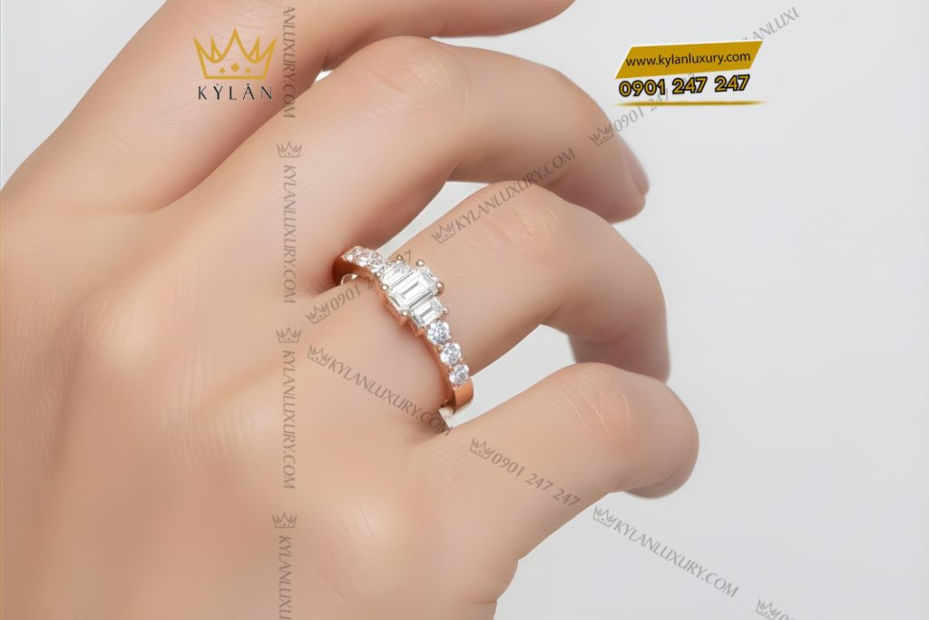 Nhẫn nữ vàng hồng Au750 đính kim cương baguette 15 Kỳ Lân Luxury Nhan nu vang hong Au750 dinh kim cuong baguette 9 Nhẫn nữ vàng hồng Au750 đính kim cương baguette