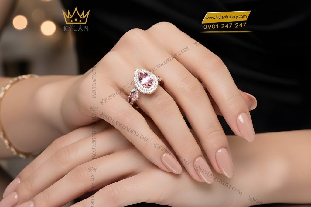 Nhẫn nữ vàng hồng Au750 đính kim cương và đá quý hồng 6 Nhẫn nữ vàng hồng Au750 đính kim cương và đá quý hồng
